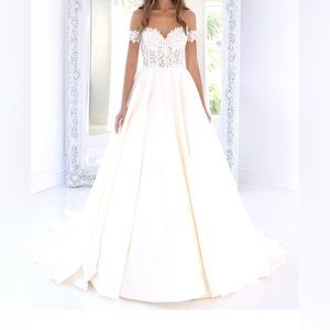 Brand New Winnie Couture Ballgown Wedding Dress - Ivory Size 12